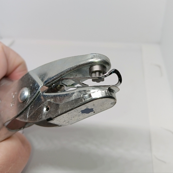 💥FISKARS Comfort Grip Hole Puncher for Scrapbooking | Shaped Hole Punches x3 - Picture 11 of 13